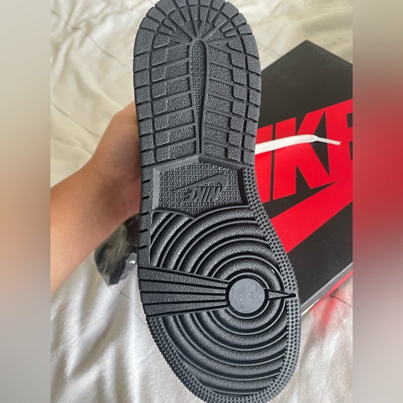 New Jordan 1’s

Equivalent to a womens 6/6.5
Boys size 4.5
white/black/volt gold - Picture 2 of 4